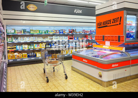 Innenraum eines Supermarktes Lidl Rabatt Stockfoto