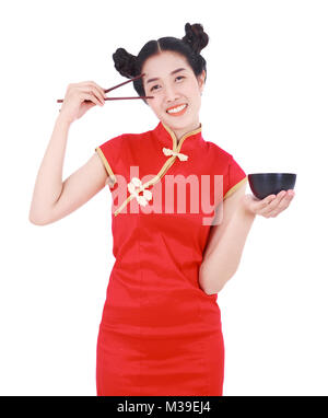 Glückliche Frau tragen chinesische cheongsam Kleid mit Essstäbchen und Schüssel auf weißem Hintergrund Stockfoto