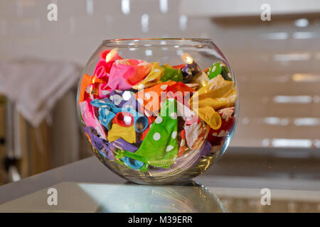 Bunte ungefüllt Ballon in der FISHBOWL ein Goldfischglas Stockfoto