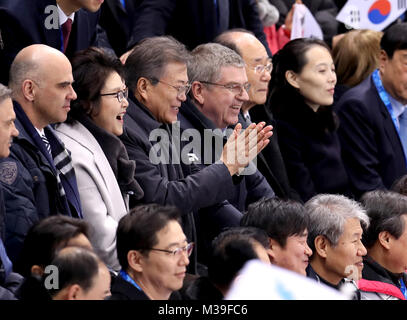 Südkoreas Präsident Moon Jae-in, Präsident des Internationalen Olympischen Komitees, Thomas Bach und Kim Yo-jong Teilnahme an Frauen Eishockey Vorrunde - Gruppe B, Spiel 2, die während der Olympischen Spiele 2018 PyeongChang in Südkorea. Stockfoto