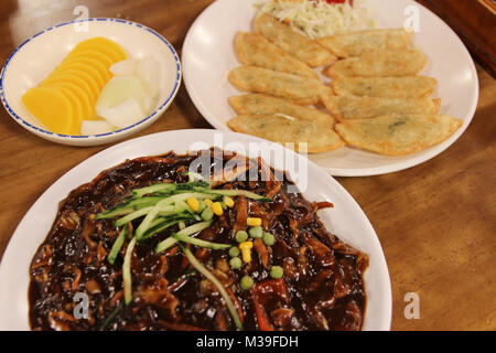 Jajangmyeon, Koreanisch Sauce aus schwarzen Bohnen Nudeln mit der gebratene Knödel und Eingelegtes im Koreanischen Restaurant, Busan, Südkorea Stockfoto