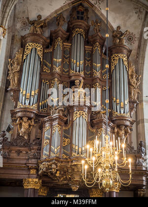 ZWOLLE, Niederlande - 15. JUNI 2016: Der Schnitger-orgel in der Grote von Sint-Michaelskerk ist eine der größten Orgeln in den Niederlanden. Stockfoto