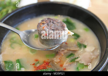 Koreanische Schweinefleisch Reissuppe (Dwaeji - gukbap) mit dem Fokus auf Reis mit Schweinefleisch in einem dampfenden Stein Schüssel am Darm koreanisches Restaurant, Busan, Südkorea Stockfoto