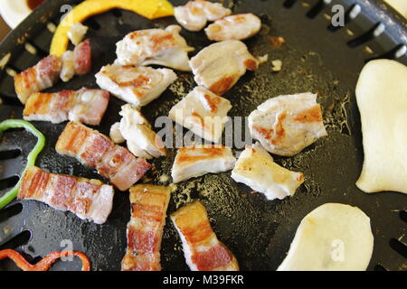 Koreanische Schweinefleisch vom Grill BBQ (Samgyeopsal-gui) im Koreanischen Restaurant, Busan, Südkorea Stockfoto