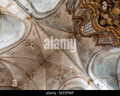 ZWOLLE, Niederlande - 15. JUNI 2016: Der Schnitger-orgel in der Grote von Sint-Michaelskerk von unten gesehen, gegen die verzierten Kirche Decke. Es Stockfoto