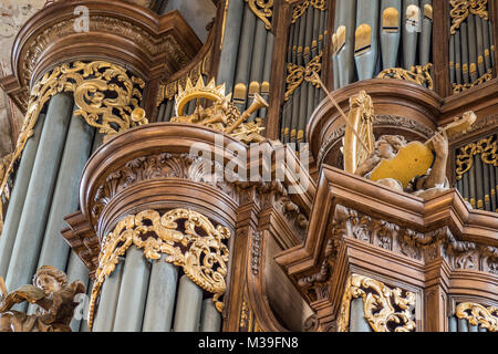 ZWOLLE, Niederlande - 15. JUNI 2016: Der Schnitger-orgel in der Grote von Sint-Michaelskerk ist eine der größten Orgeln in den Niederlanden. Stockfoto