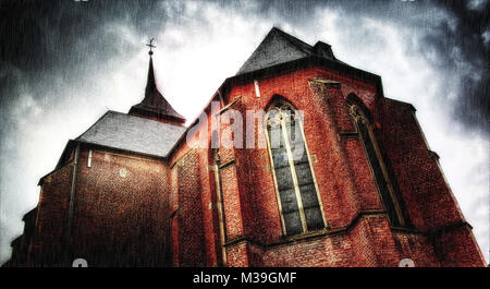 Alte Kirche aus rotem Backstein in der Nähe von Aachen im Jahr 2015 getroffen Stockfoto