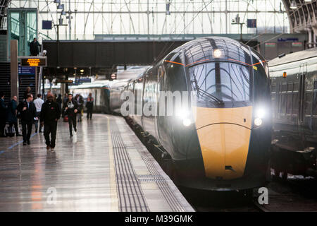 Great Western Railway (GWR) Namen einer der ersten der neuen ICE-Züge nach Paddington Bär Autor Michael Bond. Der Zug, 800010, wird von seiner Tochter Karen Jankel mit einer besonderen Veranstaltung auf Bahnsteig 1, London Paddington vorgestellt, ganz Nahe der Paddington Bär zum ersten Mal in Szene im Film 2014 der berühmten Schöpfung des Autors kommt. Michael's Frau, Sue Bond, und Mark Hopwood (Great Western Railway Geschäftsführer) waren ebenfalls anwesend bei der Zeremonie, mit: Atmosphäre, Wo: London, England, Großbritannien Wann: 10 Jan 2018 Credit: Wheatley/WANN Stockfoto