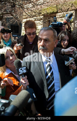 Mohammed, der Vater von raed Jaser Jaser, verlässt das Alte Rathaus Hof Haus nach Raed Jaser's erste Kaution Anhörung am Dienstag, 23. April 2013. Raed Jaser und Chiheb Esseghaier wurden mit Plotten einer VIA Rail Passenger Train zu entgleisen, aufgeladen und wurden schließlich verurteilt. Sie wurden zu lebenslanger Haft verurteilt im Jahr 2015. Stockfoto