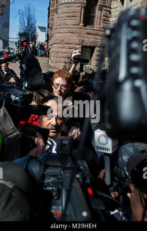 Mohammed, der Vater von raed Jaser Jaser, verlässt das Alte Rathaus Hof Haus nach Raed Jaser's erste Kaution Anhörung am Dienstag, 23. April 2013. Raed Jaser und Chiheb Esseghaier wurden mit Plotten einer VIA Rail Passenger Train zu entgleisen, aufgeladen und wurden schließlich verurteilt. Sie wurden zu lebenslanger Haft verurteilt im Jahr 2015. Stockfoto