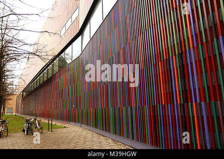 München, Deutschland - April 23, 2018 - bunte Fassade des Museum Brandhorst in München, durch 36.000 glasierte Keramik Stangen unterschiedlicher Farbe tonale eingerichtet Stockfoto