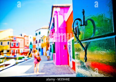 Reflexion der fenstergriffe als Herzform mit der Venezianischen Häuser im Hintergrund in Burano, Venedig. Stockfoto