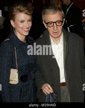 Scarlett Johansson und Woody Allen kommt an der UK premiere Siebung für 'Match Point' im Curzon Mayfair mit einer nach der Party in der Marke Asprey am 18. Dezember 2005 in London, England 2005. Quelle: Walter McBride/MediaPunch Stockfoto