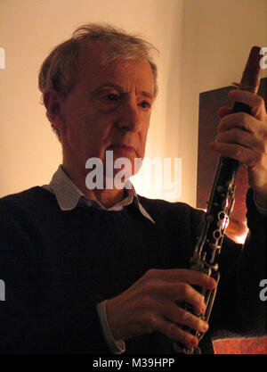 **** Exklusive DECKUNG**** Woody Allen und seiner New Orleans Jazz Band im Centro Cultural De Belém in Lissabon, Portugal. Bild backstage in seinem Ankleidezimmer. 27. Dezember 2005 Quelle: Walter McBride/MediaPunch Stockfoto