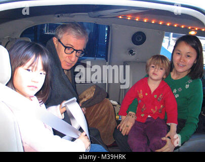 *** Exklusive Deckung *** Woody Allen mit seiner Ehefrau Soon-Yi Previn und Töchter Bechet und Manzie Allen in Lissabon, Portugal anreisen. (Picyured in Ihrem Stretchlimo Auto) Debember 30, 2004 Credit: Walter McBride/MediaPunch Stockfoto