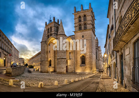 Die gotische Kathedrale von St. Peter in der Dämmerung in Montpellier, Royal, Frankreich Stockfoto