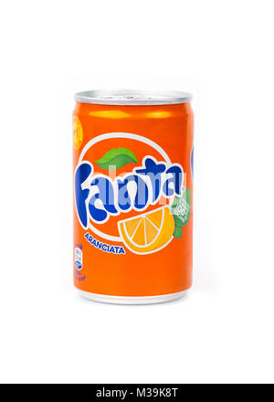 TRIESTE, Italien - 14 April, 2016, Aluminium kann von Fanta Trinken. Auf weissem Hintergrund. Fanta ist eine globale Marke von Fruchtsaft- und aromatisierte Getränke ohne Kohlensäure sof Stockfoto