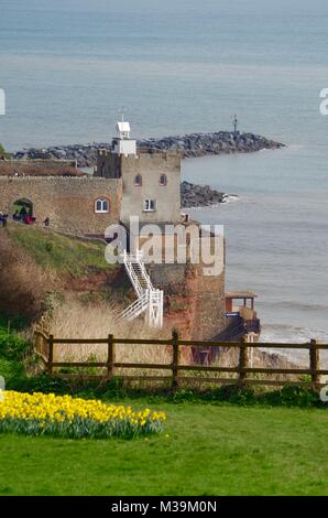 Connaught Gardens, Jacob's Ladder, Sidmouth, Cafe, Feuerstein Clock Tower. Mit Frühling Narzissen und Rock Rüstung Riffe. East Devon, Großbritannien. Stockfoto