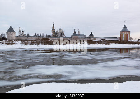 Blick auf das Kloster von der gegenüberliegenden Küste Savior-Prilutskii Vologda Fluss im März, Russland Stockfoto