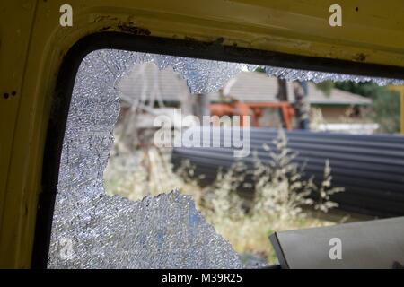 Gebrochene Fenster der alten van Stockfoto