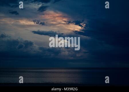 Sonnenuntergang mit vielen Wolken und Farben schaffen ein Gemälde wie Szene Stockfoto