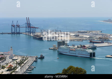 RoRo Schiff verlässt den Hafen von Malaga, Andalusien, Spanien. Stockfoto