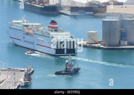 RoRo Schiff verlässt den Hafen von Malaga, Andalusien, Spanien. Stockfoto