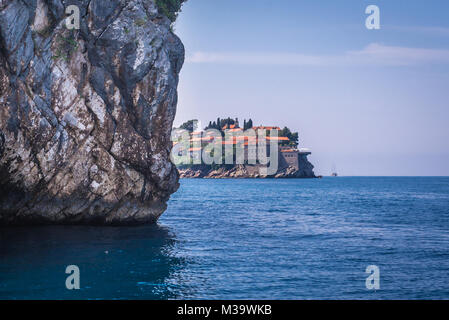 Die kleine Insel Sveti Stefan und fünf Sterne Aman Sveti Stefan Hotel Resort an der Adriatischen Küste von Montenegro Stockfoto