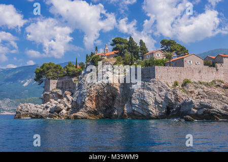 Gebäude der Insel Sveti Stefan und fünf Sterne Aman Sveti Stefan Hotel Resort an der Adriatischen Küste von Montenegro Stockfoto