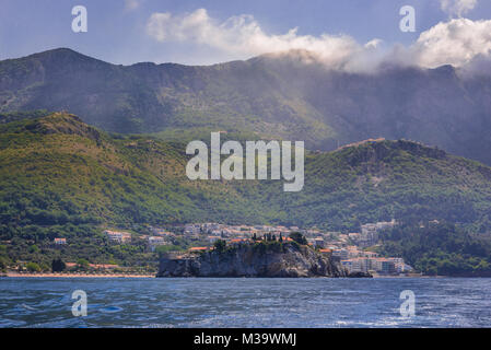 Die kleine Insel Sveti Stefan und fünf Sterne Aman Sveti Stefan Hotel Resort an der Adriatischen Küste von Montenegro Stockfoto