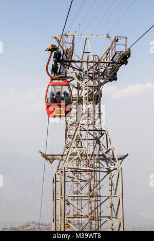 DARJEELING, Indien, 5. März 2017: Der Darjeeling Seilbahn ist eine Seilbahn in der Stadt Darjeeling im indischen Bundesstaat Westbengalen Stockfoto