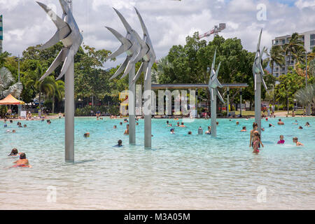 Cairns Stadtzentrum und Esplanade Lagune Swimmingpool, weit nördlich von Queensland, Australien mit Leuten, die im Pool schwimmen Stockfoto