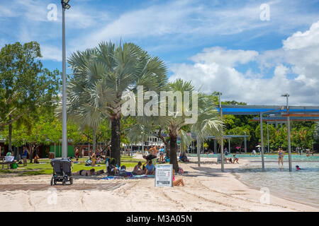 Stadtzentrum von Cairns und Esplanade Lagoon Pool, Far North Queensland, Australien Stockfoto