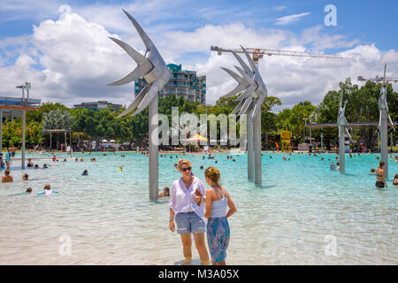 Stadtzentrum von Cairns und Esplanade Lagoon Pool, Far North Queensland, Australien Stockfoto