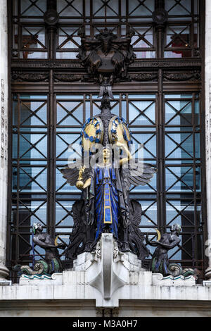 Königin der Uhrzeit von Gilbert Bayes, Haupteingang, Selfridge's Department Store, Oxford Street, London, England, Vereinigtes Königreich Stockfoto