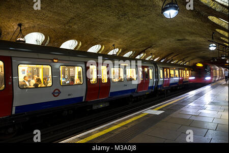 U-Bahn (Tube) zu trainieren, Auto und ein anderes ein Streifen von Baker Street u-Bahnstation, London, England, Vereinigtes Königreich Stockfoto