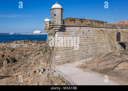 Fort von Sao Francisco do Queijo weiß auch als Schloss des Käse in Porto, Portugal. Hafen von Leixões neuen Cruise Terminal Gebäude im Hintergrund Stockfoto