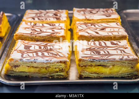 Mille-feuille Gebäck namens Napoleon in Bela Torre Gebäck in Porto, die zweitgrößte Stadt in Portugal auf der Iberischen Halbinsel Stockfoto