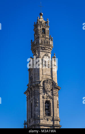 Glockenturm der Kirche von Geistlichen namens Clerigos Turm in Porto, die zweitgrößte Stadt in Portugal auf der Iberischen Halbinsel Stockfoto