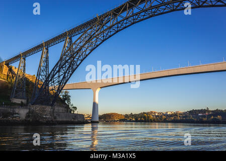 Alte Maria Pia Brücke und Neue eisenbahnbrücke von Saint John über den Fluss Douro zwischen Porto und Vila Nova de Gaia Stadt in Portugal Stockfoto