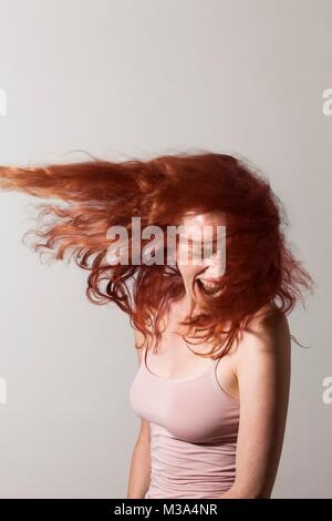 MODEL RELEASED. Wütende Frau mit roten Haaren schreien vor Wut. Stockfoto