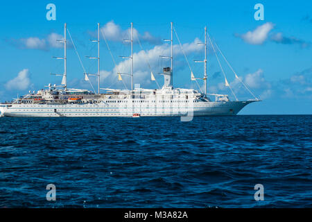 Allgemeine Ansichten von Cruise yacht Windsurf, Windstar in Barbados, Karibik, wandern Paar bei Sonnenuntergang, Strände am Februar 1, 2018. Stockfoto