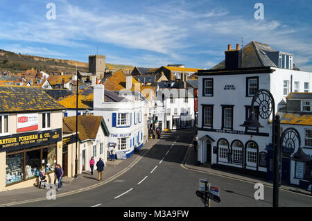 Großbritannien, Dorset, Lyme Regis, der Platz mit St. Michael's Church und den Spittles im Hintergrund. Stockfoto