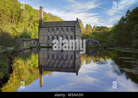 UK, West Yorkshire, Hebden Bridge, Hardcastle Crags, Gibson Mill und Teich Stockfoto