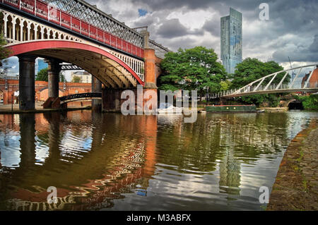 Großbritannien, Manchester, Britannia, Bridgewater Canal & Beetham Tower in der Ferne Stockfoto