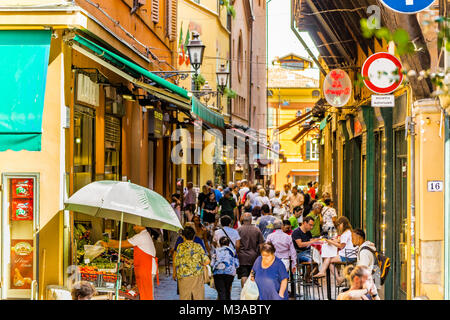 BOLOGNA, Italien - 27. AUGUST 2016: Touristen und Einheimische einkaufen gehen in der mittelalterlichen Markt. Die Berufung dieser Gegend bekannt als Quadrilatero, Mittelwert Stockfoto