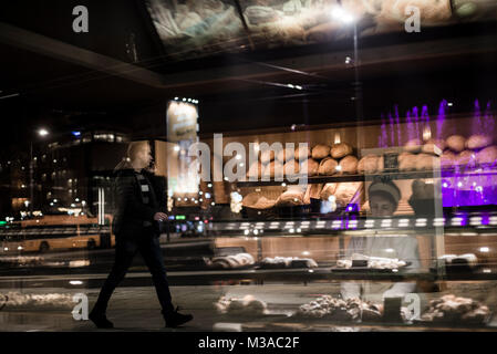 Bäckerei, spiegelt sich in einem Fenster auf Slavija Platz in Belgrad, Serbien Stockfoto