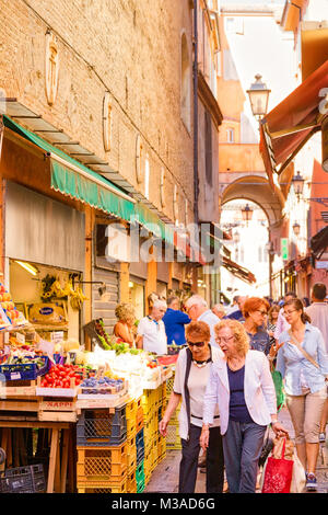 BOLOGNA, Italien - 27. AUGUST 2016: Touristen und Einheimische einkaufen gehen in den mittelalterlichen Markt. Die Berufung dieser Bereich als Quadrilatero, Bedeutung bekannt Stockfoto