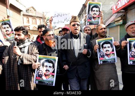 Srinagar, Indien. 09 Feb, 2018. Mitglieder der Jammu und Kashmir Liberation Front (JKLF) Protest auf dem anicersary der hängenden von Parlament überführen Afzal Guru während einer Ausgangssperre in Srinagar, Kashmir, die am 9. Februar. Ausgangssperre wurde in dirrferent Teile von Tal zu thrawt die Proteste gegen das Jubiläum der Ausführung der Indischen Parlament Angriff verurteilen Afzal Guru. Credit: Muzamil Mattoo/Pacific Press/Alamy leben Nachrichten Stockfoto