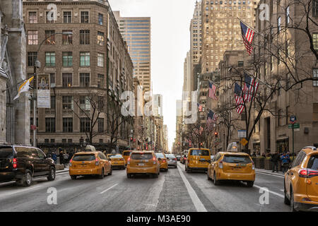 New York/USA 02 JAN 2018 - New York Street mit Taxis. Stockfoto